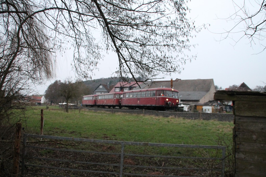 798 829, 996 310 und 996 677 hinter einer Viehweide in Todenhausen auf der Burgwaldbahn, aufgenommen am 28.02.2016.