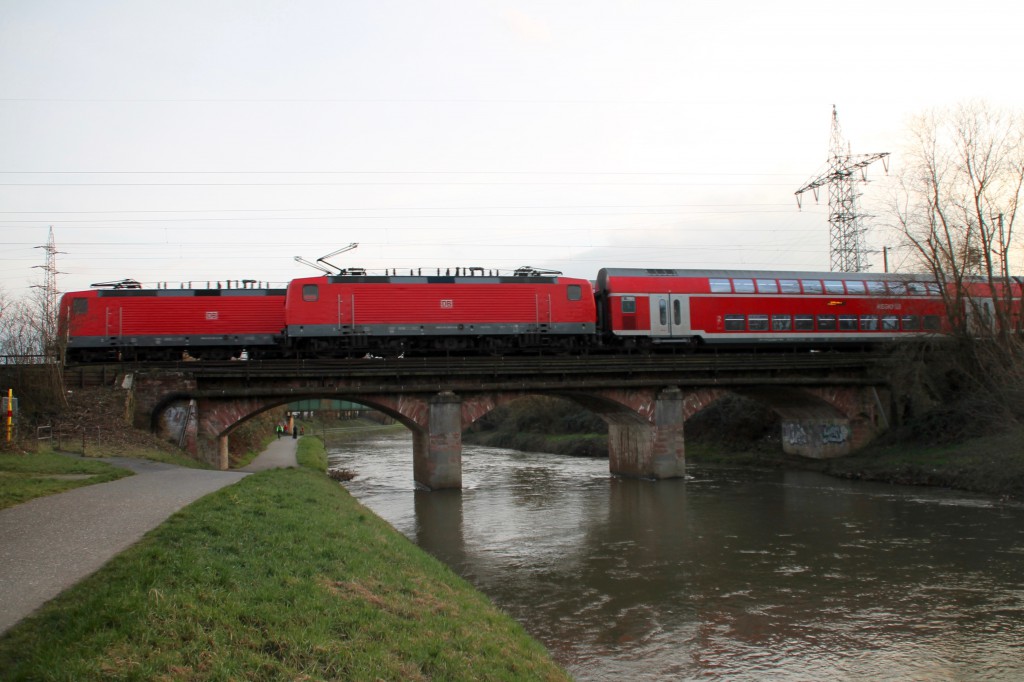 Auf der alten Eisenbahnbrücke in Frankfurt-Nied begegnen sich zwei Züge die mit Loks der Baureihe 143 bespannt sind, aufgenommen am 26.02.2016. 