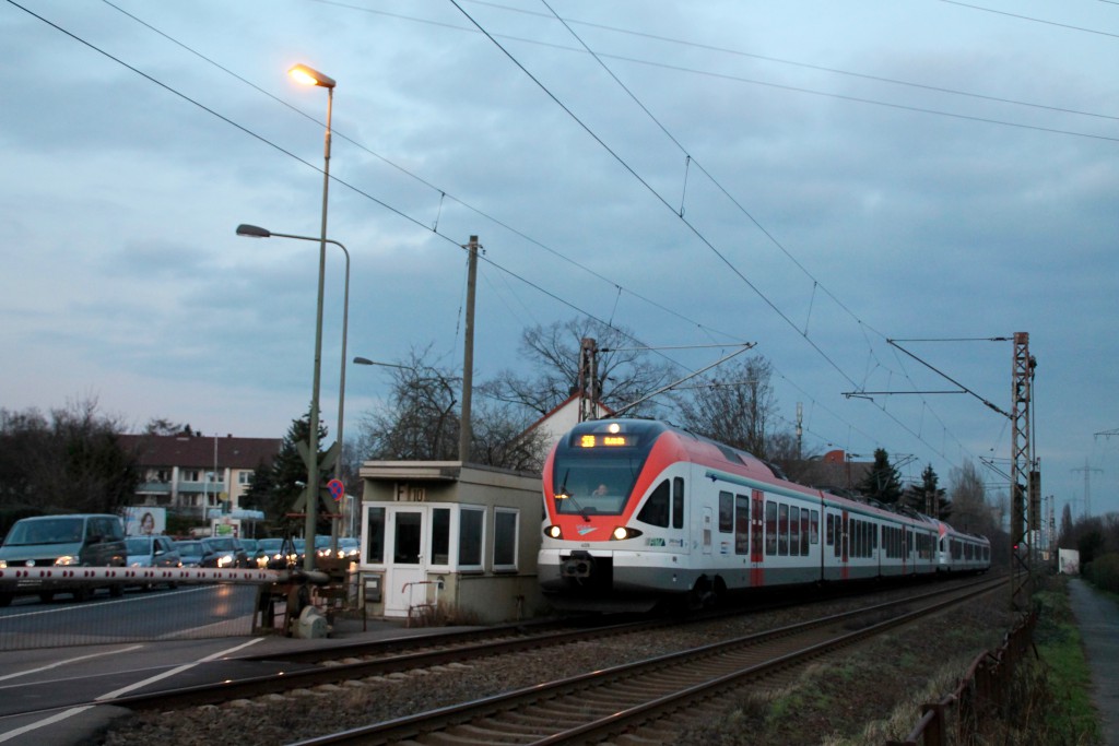 Ein FLIRT der VIAS überquert im Abendlicht den Bahnübergang in Frankfurt-Nied, aufgenommen am 26.02.2016.