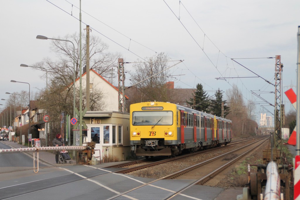 Ein VT2E der HLB am Bahnübergang in Frankfurt-Nied, aufgenommen am 26.02.2016.