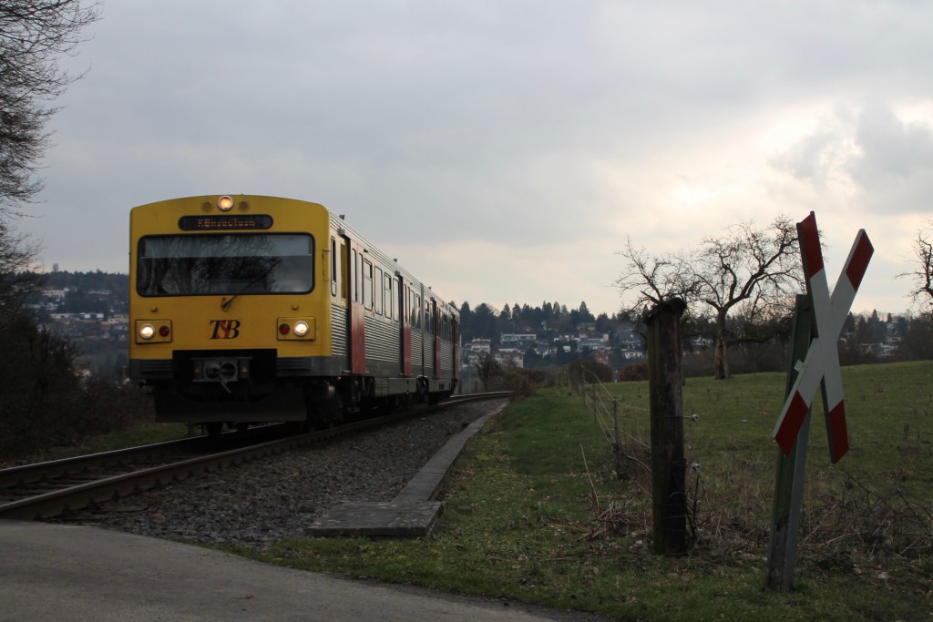 Ein VT2E der HLB an einem Bahnübergang bei Königstein, aufgenommen am 26.02.2016.