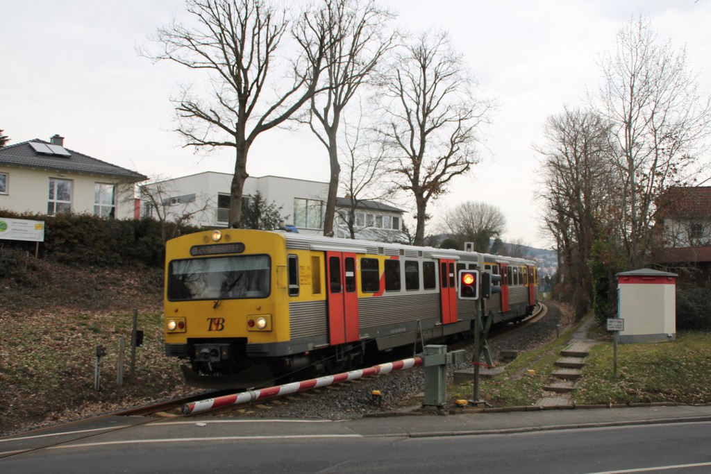 Ein VT2E der HLB überquert einen Bahnübergang in Schnaidhain, aufgenommen am 26.02.2016.