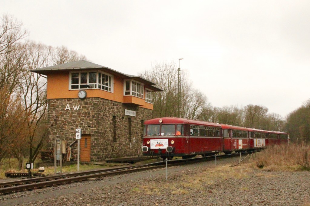 998 880, 998 250, 798 818, 798 622 und 796 724 am Stellwerk Aw im Bahnhof Altenkirchen, aufgenommen am 06.03.2016.