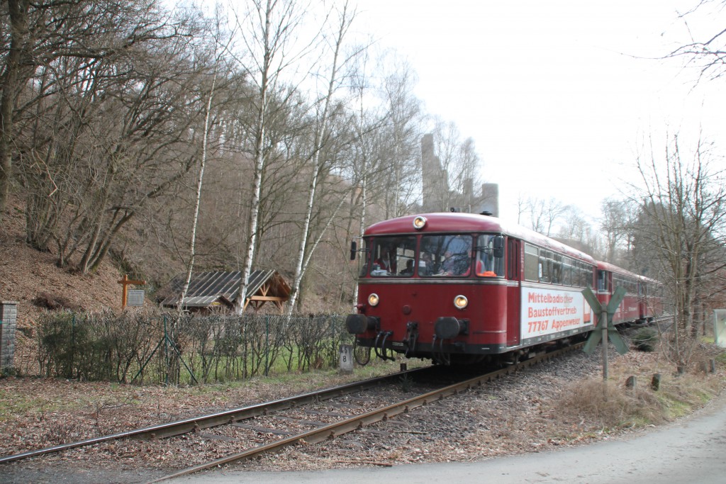 798 818, 998 880 und 998 250 an der Burgruine Reichenstein auf der Holzbachtalbahn, aufgenommen am 13.03.2016.