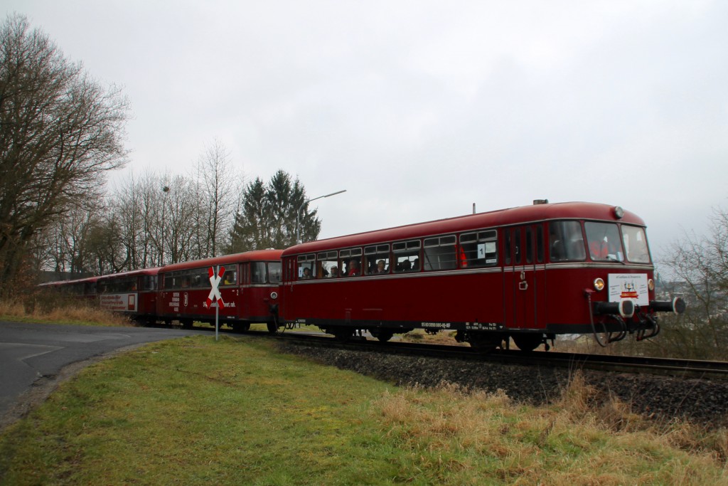 998 880, 998 250, 798 818, 798 622 und 796 724 an einem unbeschrankten Bahnübergang bei Mogendorf auf der Holzbachtalbahn, aufgenommen am 06.03.2016.