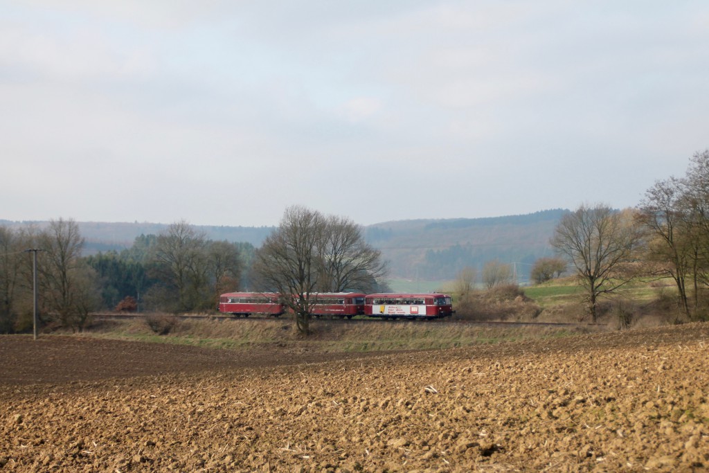798 818, 998 880 und 998 250 bei Nordhofen auf der Holzbachtalbahn, aufgenommen am 13.03.2016.