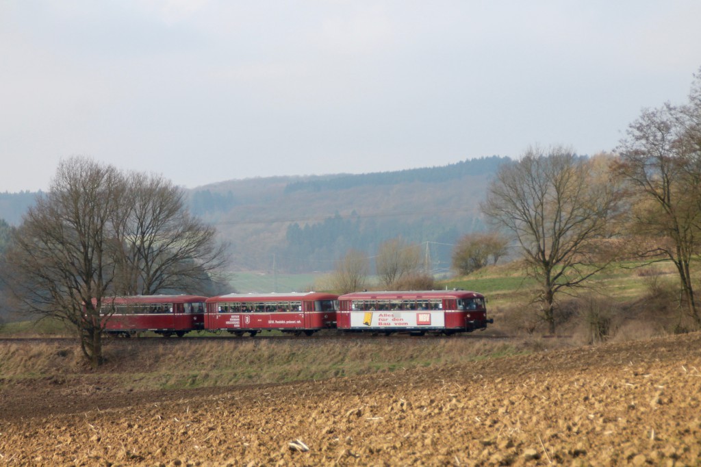 798 818, 998 880 und 998 250 bei Nordhofen auf der Holzbachtalbahn, aufgenommen am 13.03.2016.