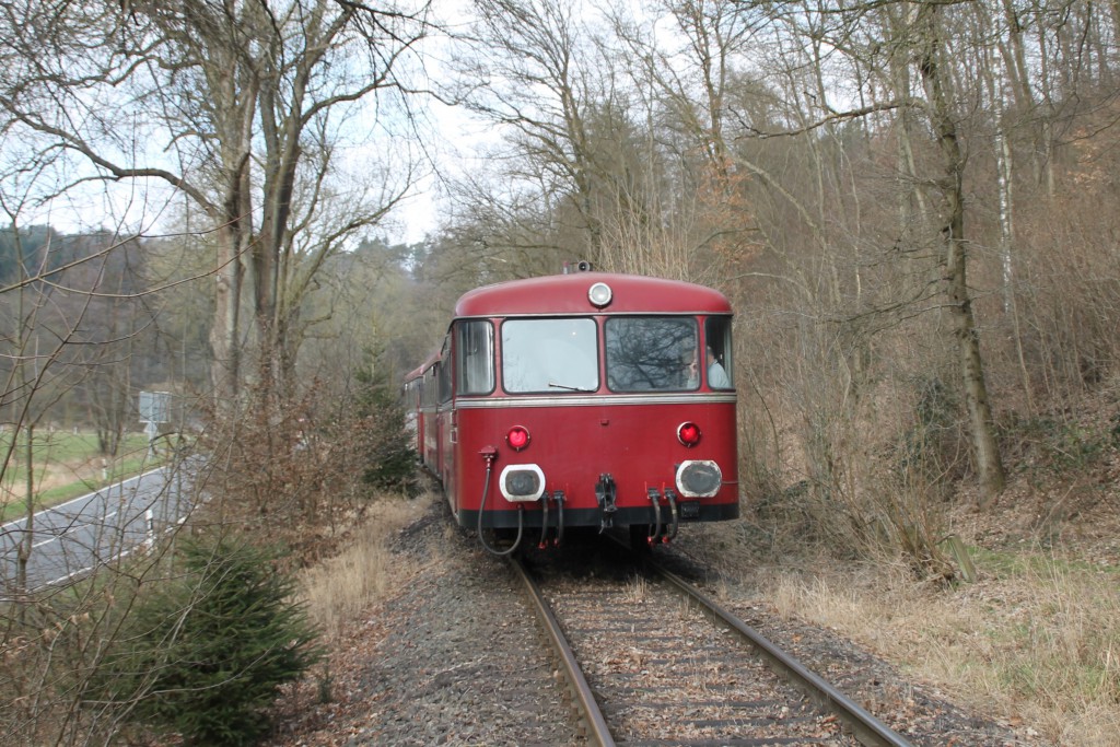 798 818, 998 880 und 998 250 bei Reichenstein auf der Holzbachtalbahn, aufgenommen am 13.03.2016.