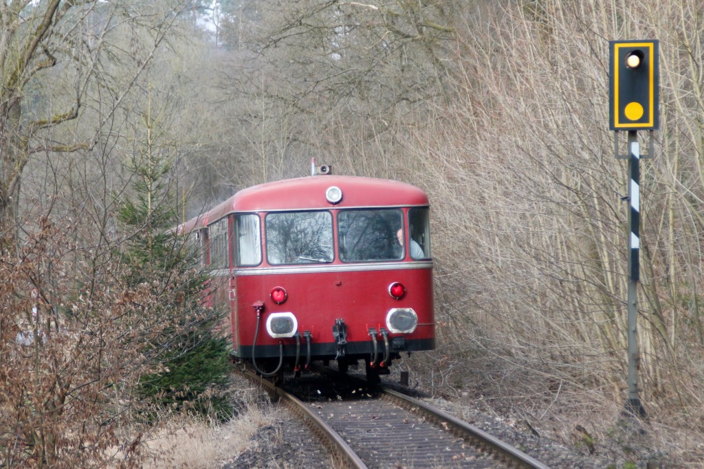 798 818, 998 880 und 998 250 hinter Reichenstein auf der Holzbachtalbahn, aufgenommen am 13.03.2016.