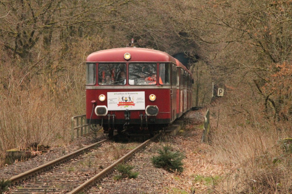 998 880, 998 250, 798 818, 798 622 und 796 724 am Seifener Tunnel auf der Holzbachtalbahn, aufgenommen am 06.03.2016.