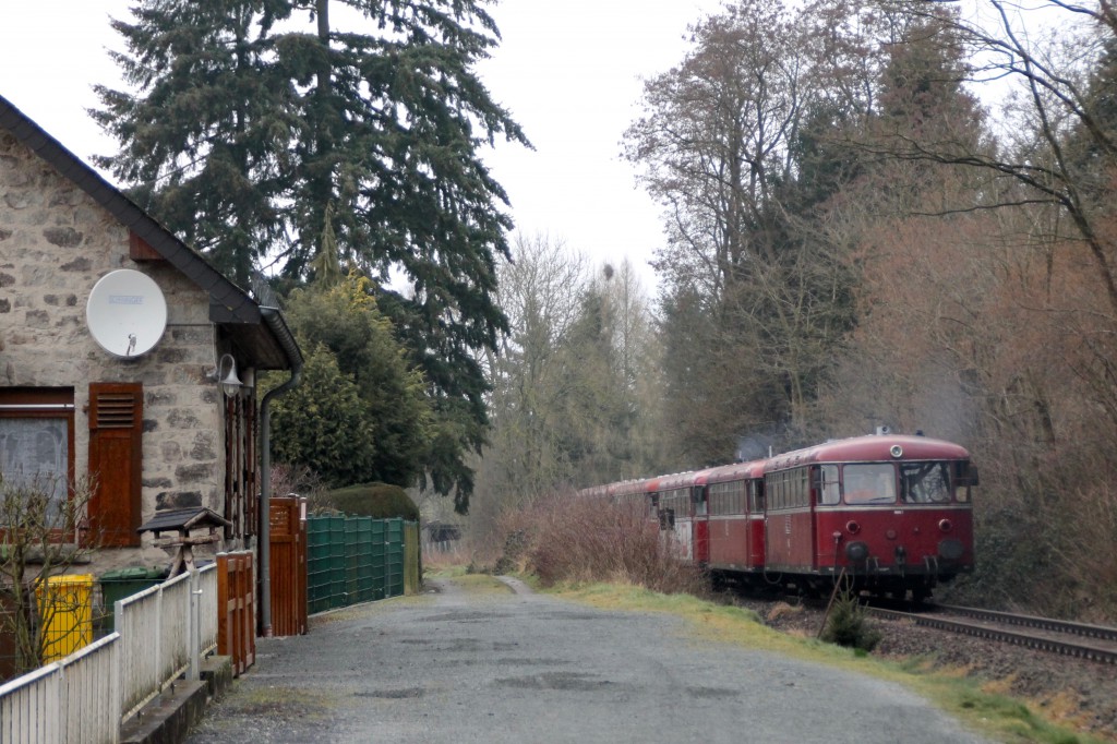 998 880, 998 250, 798 818, 798 622 und 796 724 durchqueren Selters auf der Holzbachtalbahn, aufgenommen am 06.03.2016.