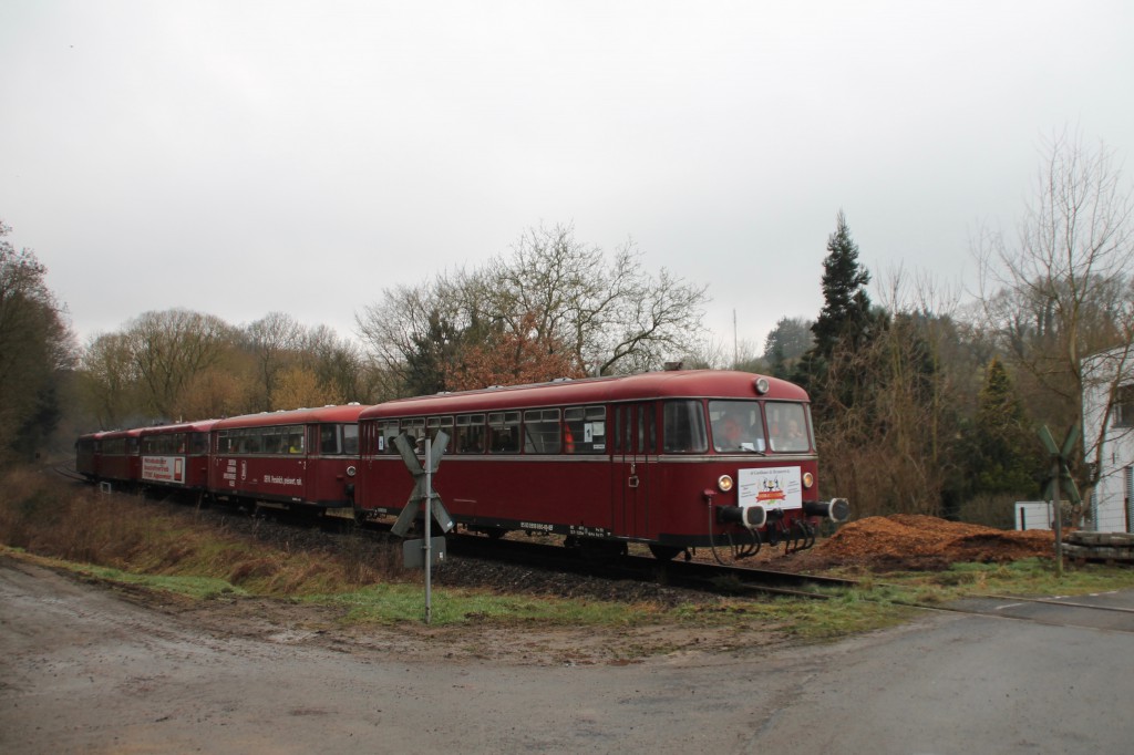 998 880, 998 250, 798 818, 798 622 und 796 724 an einem unbeschrankten Bahnübergang in Selters auf der Holzbachtalbahn, aufgenommen am 06.03.2016.