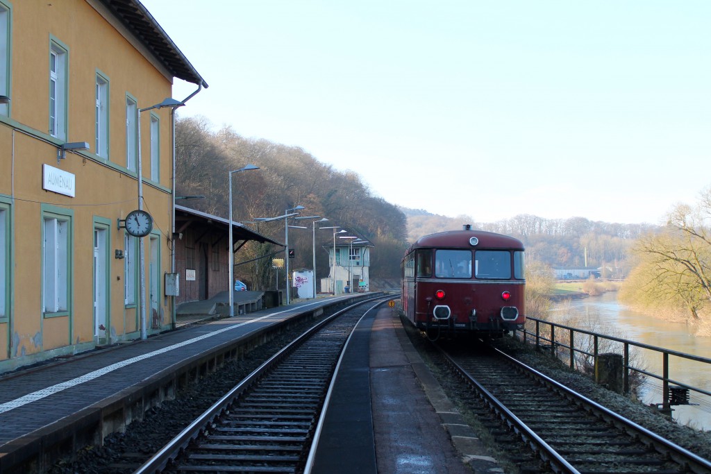 996 677 und 798 829 der OEF halten im Bahnhof Aumenau auf Gleis 2, aufgenommen am 28.02.2015.