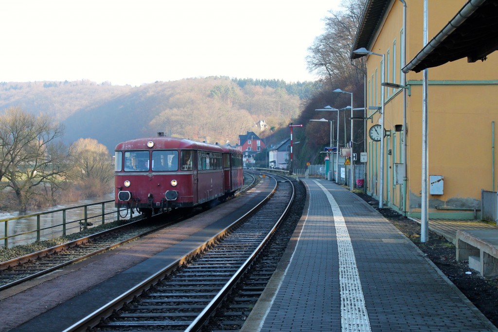 996 677 und 798 829 der OEF halten im Bahnhof Aumenau, aufgenommen am 28.02.2015.