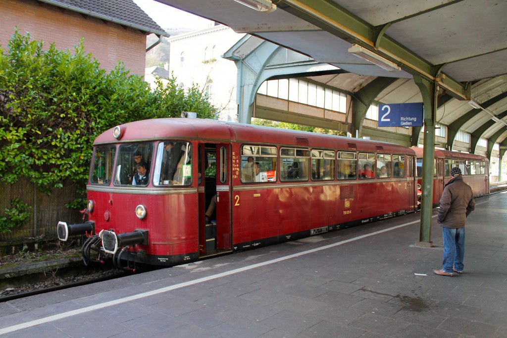 798 829 und 996 677 der OEF halten in Deutschlands kleinster Bahnhofshalle in Bad Ems, aufgenommen am 28.02.2015.