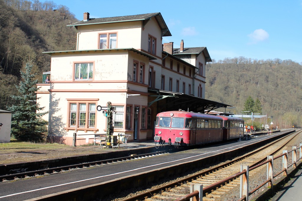 996 677 und 798 829 der OEF halten im Bahnhof Balduinstein, aufgenommen am 28.02.2015.