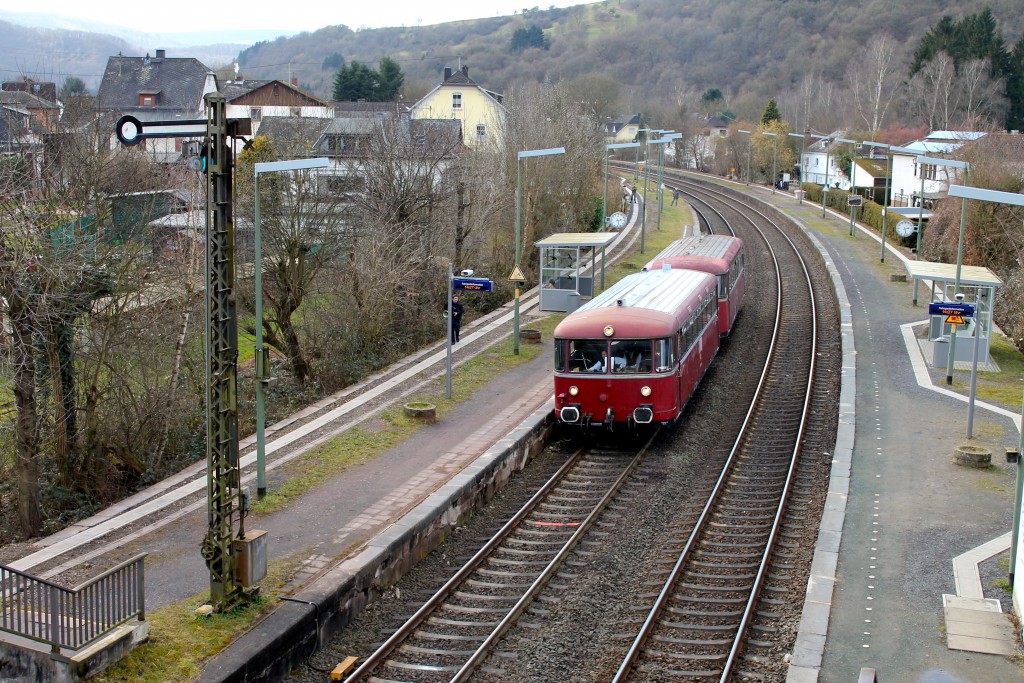 798 829 und 996 677 der OEF halten in Dausenau, aufgenommen am 28.02.2015.