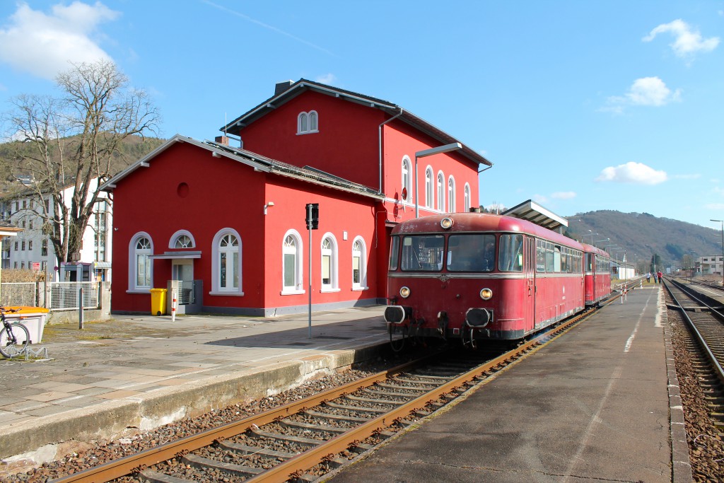 996 677 und 798 829 der OEF halten im Bahnhof Nassau, aufgenommen am 28.02.2015.