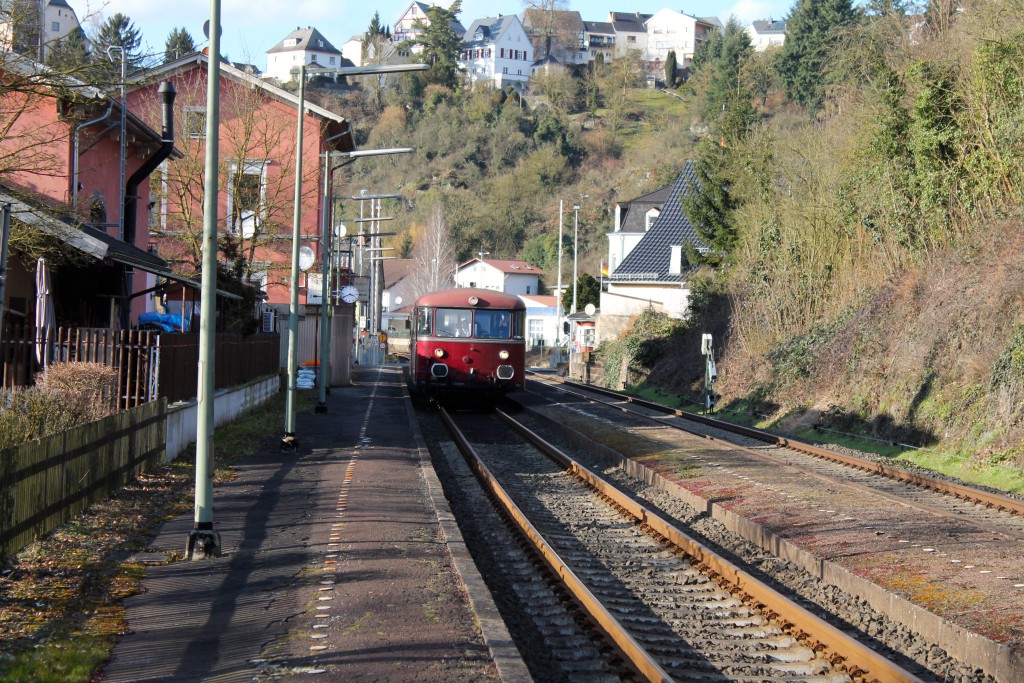 798 829 und 996 677 der OEF halten in Runkel, aufgenommen am 28.02.2015.