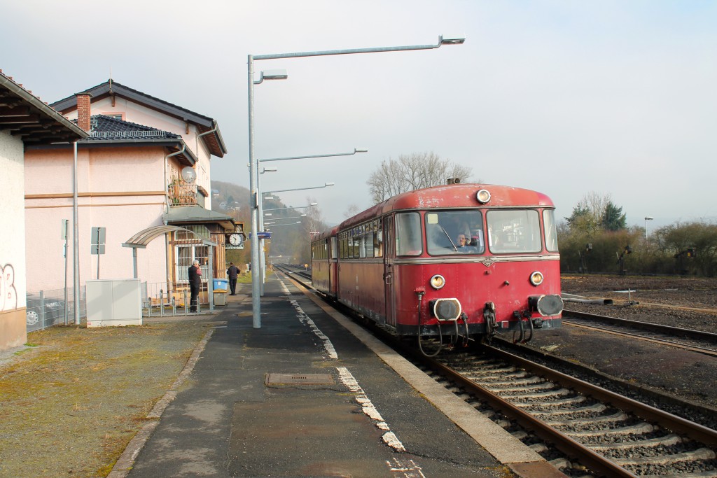 996 677 und 798 829 der OEF halten im Bahnhof Stockhausen, aufgenommen am 28.02.2015.