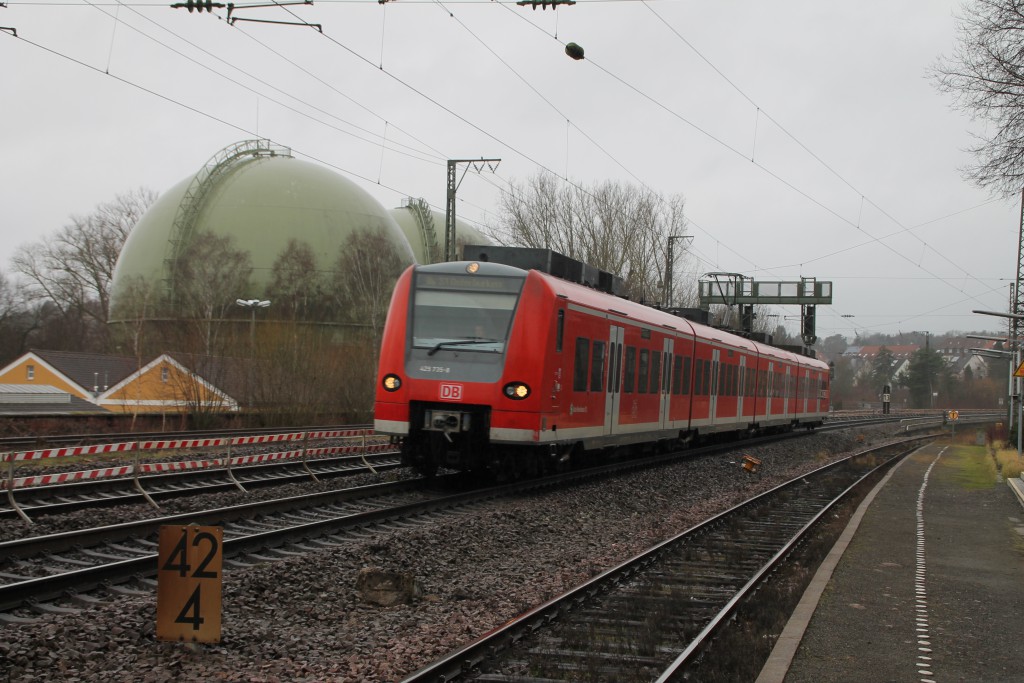 425 235 am Haltepunkt Ludwigshafen-Pfaffwerke, aufgenommen am 13.02.2016.