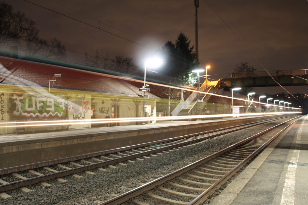 Ein GTW der HLB bei abendlicher Durchfahrt in Bad Vilbel Süd, aufgnommen am 26.02.2916.