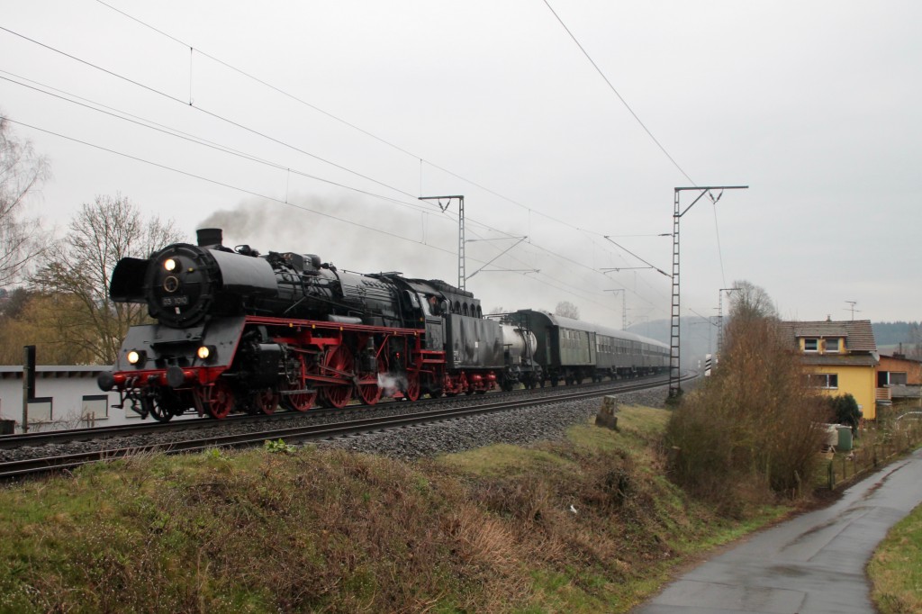 03 1010 kurz vor Lollar auf der Main-Weser-Bahn, aufgenommen am 27.03.2016.