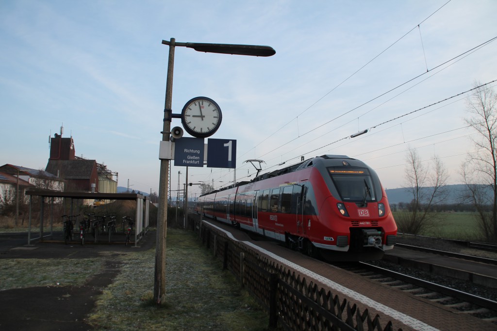 442 281 erreicht den Bahnhof Niederwalgern, aufgenommen am 28.02.2016.