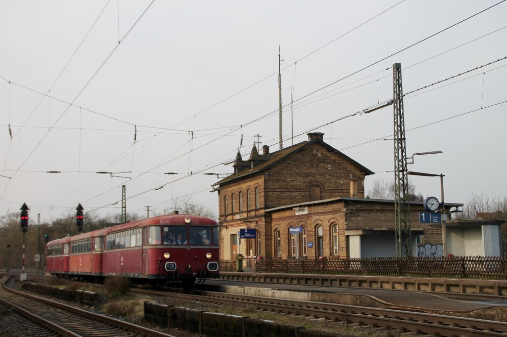 996 677, 996 310 und 798 829 bei der Durchfahrt in Niederwalgern, aufgenommen am 28.02.2016.