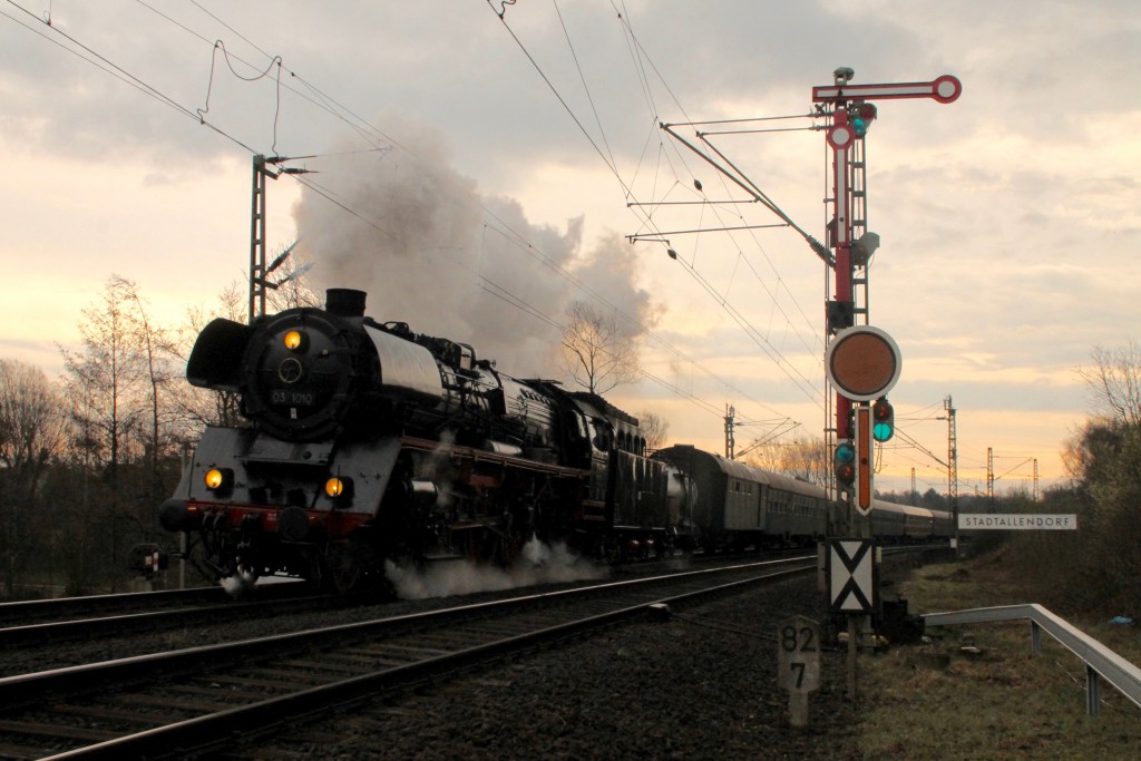 03 1010 verlässt mit ihrem Sonderzug den Bahnhof Stadtallendorf, aufgenommen am 27.03.2016.