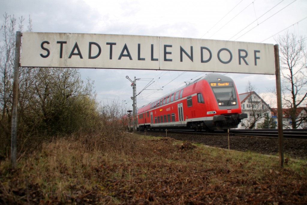 Der Regionalexpress nach Kassel fährt in den Bahnhof Stadtallendorf ein, aufgenommen am 27.03.2016.