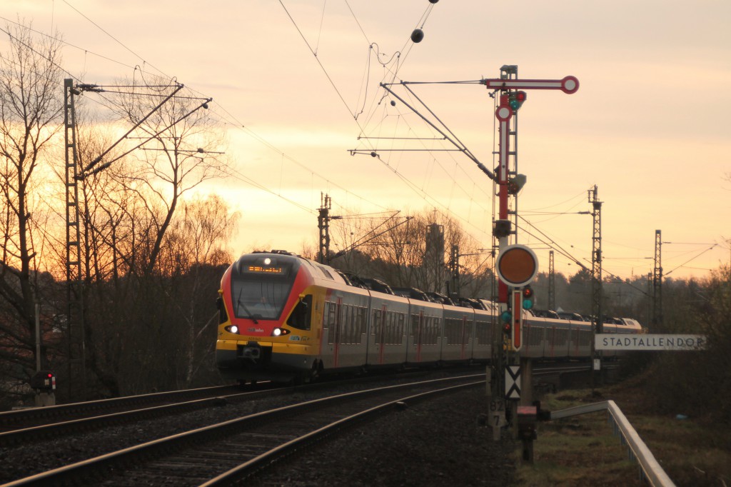 Ein FLIRT der HLB verlässt den Bahnhof Stadtallendorf, aufgenommen am 27.03.2016.