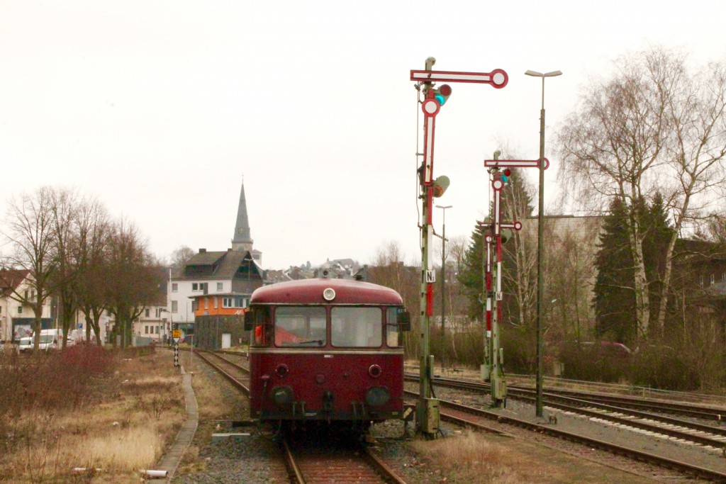 998 880, 998 250, 798 818, 798 622 und 796 724 rangieren im Bahnhof Altenkirchen, aufgenommen am 06.03.2016.