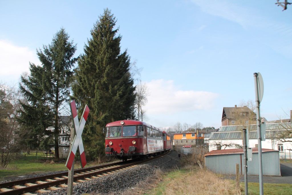 798 818, 998 880 und 998 250 verlassen den Bahnhof Altenkirchen, aufgenommen am 13.03.2016.