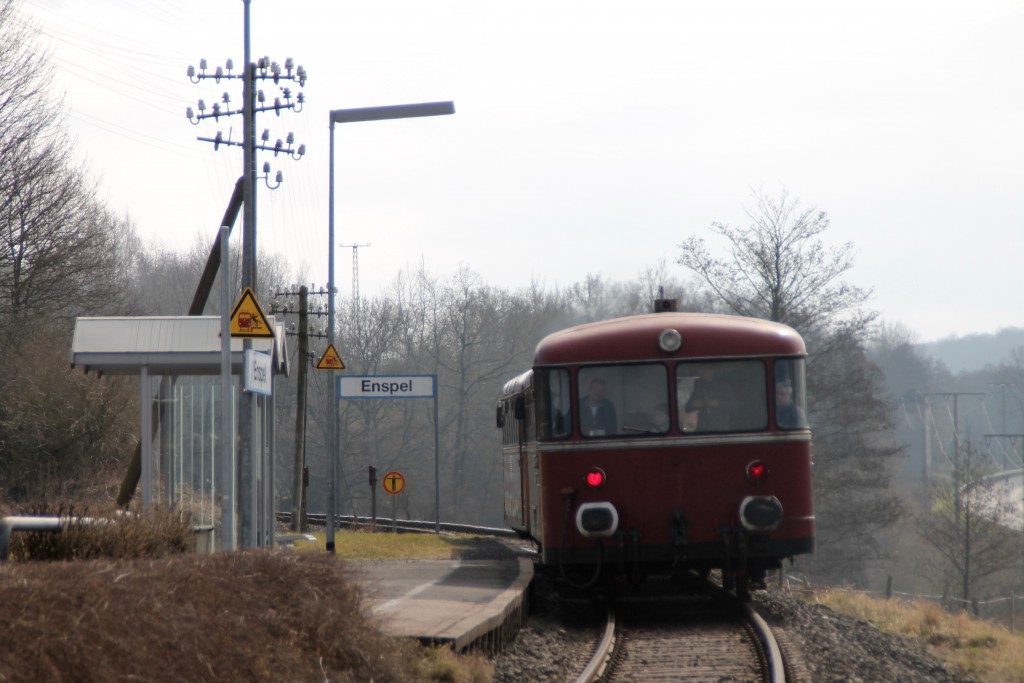 798 818, 998 880 und 998 250 am Haltepunkt Enspel, aufgenommen am 13.03.2016.