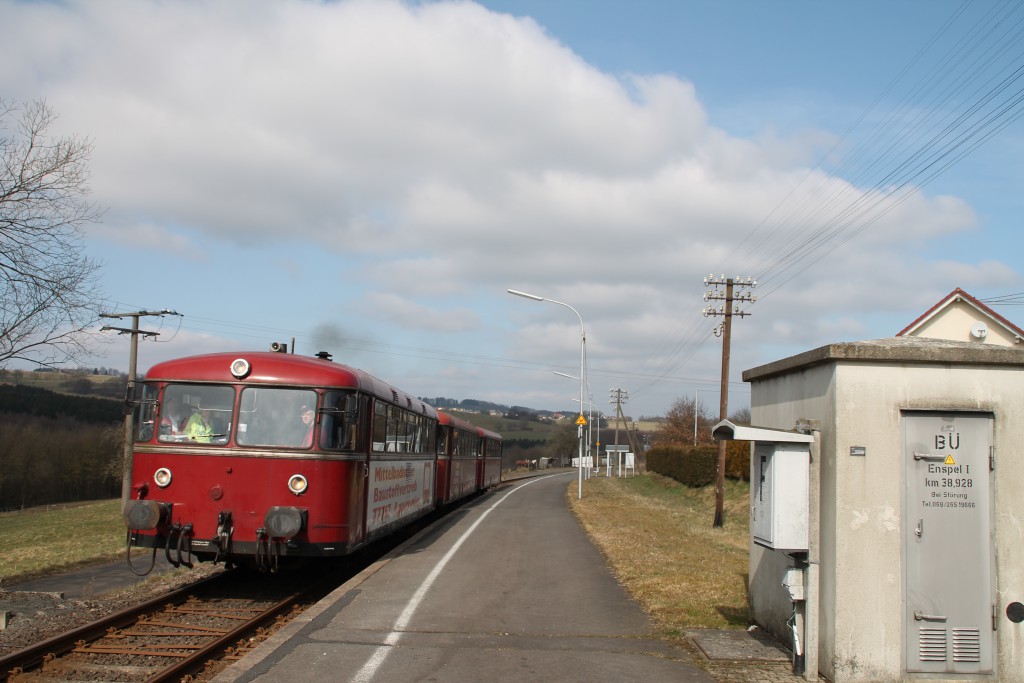 798 818, 998 880 und 998 250 am Haltepunkt in Enspel, aufgenommen am 13.03.2016.