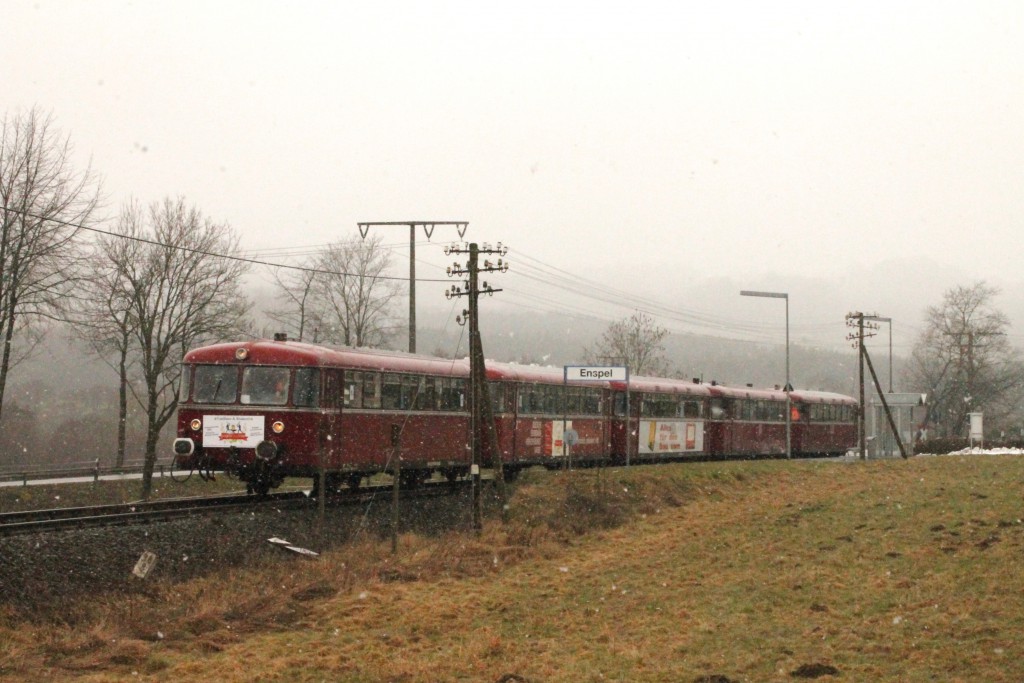 998 880, 998 250, 798 818, 798 622 und 796 724 am Haltepunkt Enspel, aufgenommen am 06.03.2016.