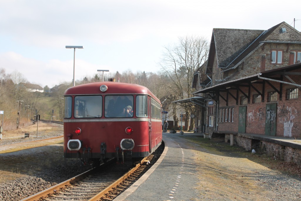 798 818, 998 880 und 998 250 am Bahnsteig in Hachenburg, aufgenommen am 13.03.2016.