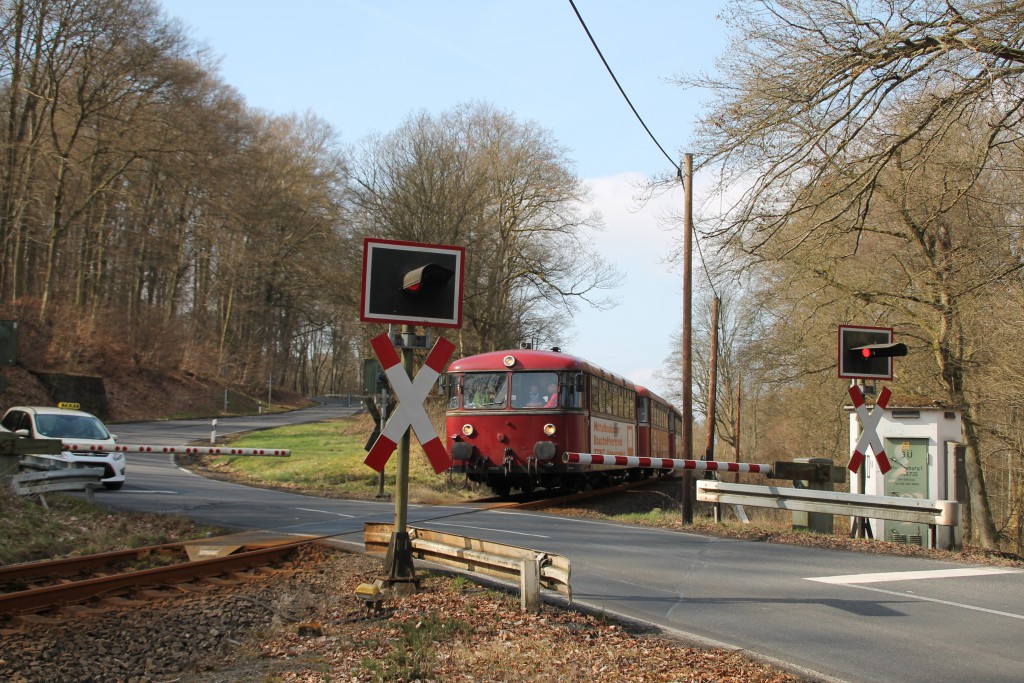 798 818, 998 880 und 998 250 an einem Bahnübergang bei Hachenburg, aufgenommen am 13.03.2016.