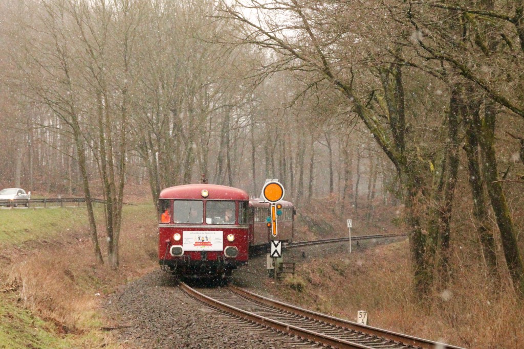 998 880, 998 250, 798 818, 798 622 und 796 724 am Einfahr-Vorsignal von Ingelbach, aufgenommen am 06.03.2016.