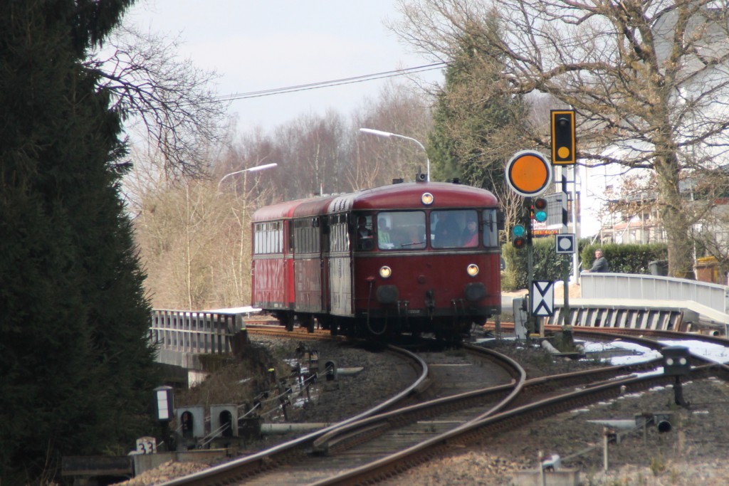 798 818, 998 880 und 998 250 am Ausfahr-Vorsignal im Bahnhof Langenhahn auf den Gegenzug, aufgenommen am 13.03.2016.