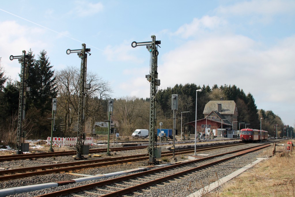 798 818, 998 880 und 998 250 warten im Bahnhof Langenhahn auf den Gegenzug, aufgenommen am 13.03.2016.