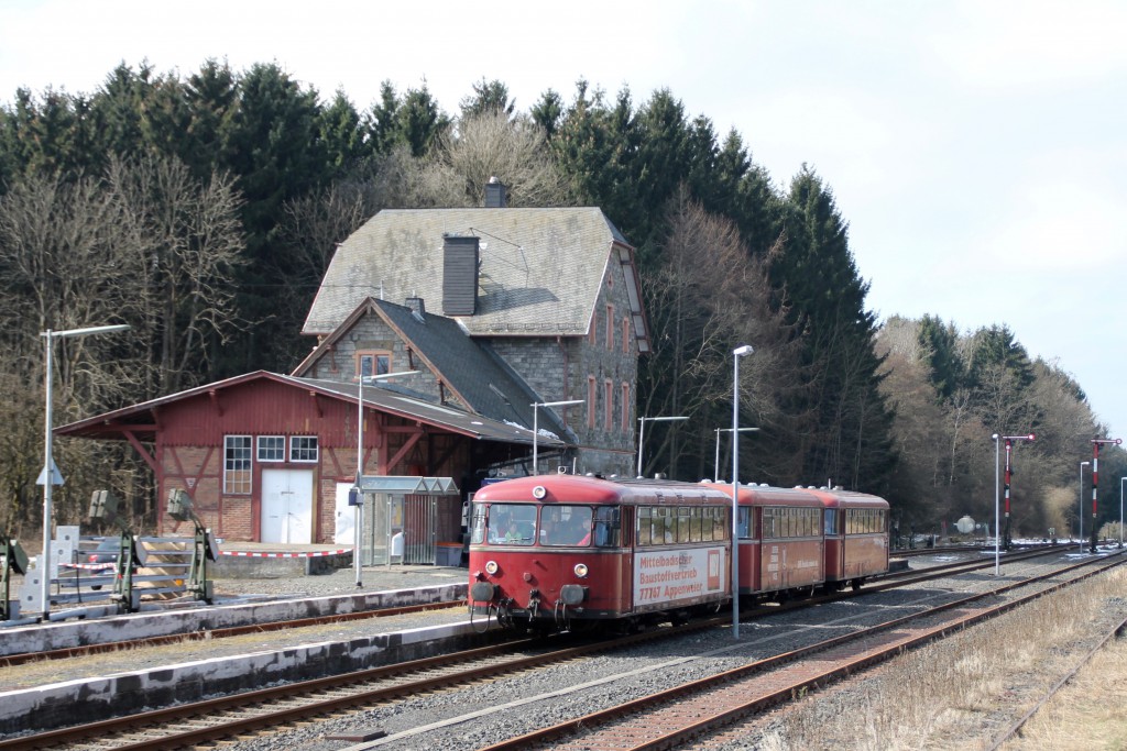 798 818, 998 880 und 998 250 im Bahnhof Langenhahn, aufgenommen am 13.03.2016.