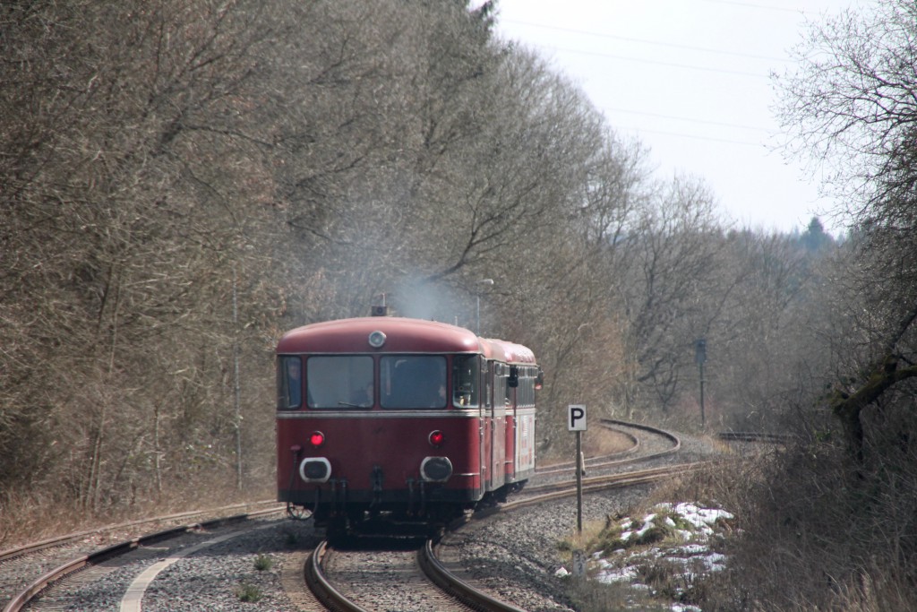 798 818, 998 880 und 998 250 verließen Langenhahn mit einem lauten Pfiff, aufgenommen am 13.03.2016.