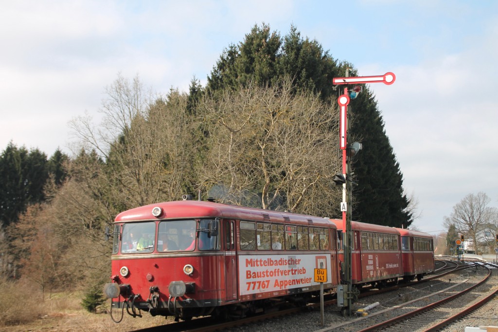 798 818, 998 880 und 998 250 am Einfahrsignal des Bahnhof Langenhahn, aufgenommen am 13.03.2016.