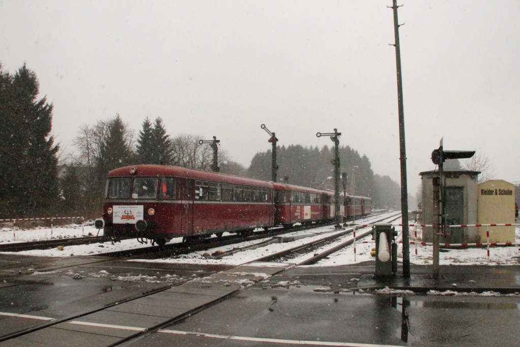 998 880, 998 250, 798 818, 798 622 und 796 724 verlassen den Bahnhof Langenhahn, aufgenommen am 06.03.2016.