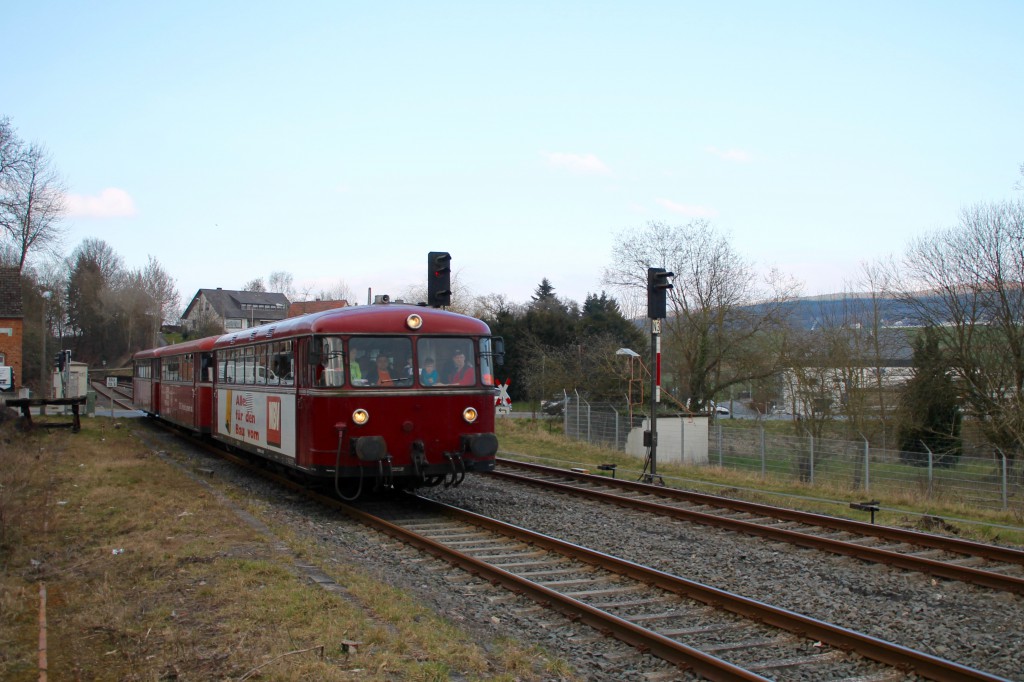 798 818, 998 880 und 998 250 an den Ausfahrsignalen im Bahnhof Niederzeuzheim, aufgenommen am 13.03.2016.