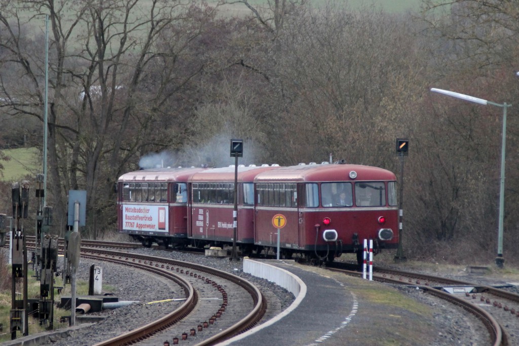 798 818, 998 250 und 998 880 verlassen den Bahnhof Niederzeuzheim, aufgenommen am 13.03.2016.