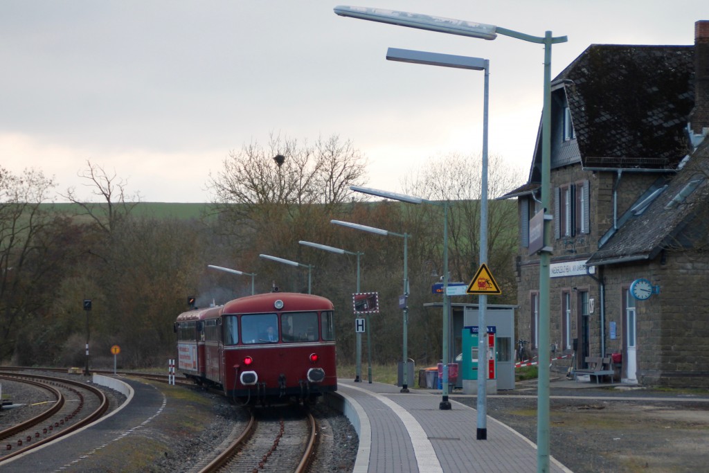 798 818, 998 880 und 998 250 am Bahnsteig in Niederzeuzheim, aufgenommen am 13.03.2016.