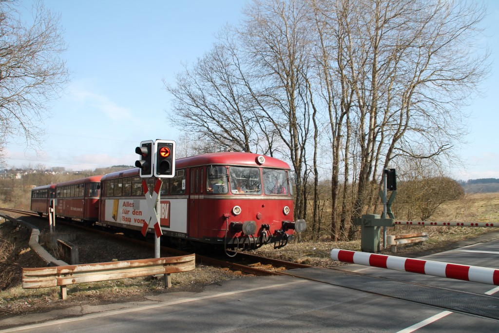 798 818, 998 880 und 998 250 an einem Bahnübergang bei Rotenhain, aufgenommen am 13.03.2016.